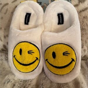 Joe Boxer White Ladies Slippers with Yellow Smiley, Winky Face Med 7/8